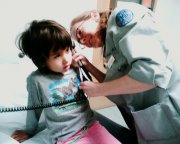 pediatra badający dziecko